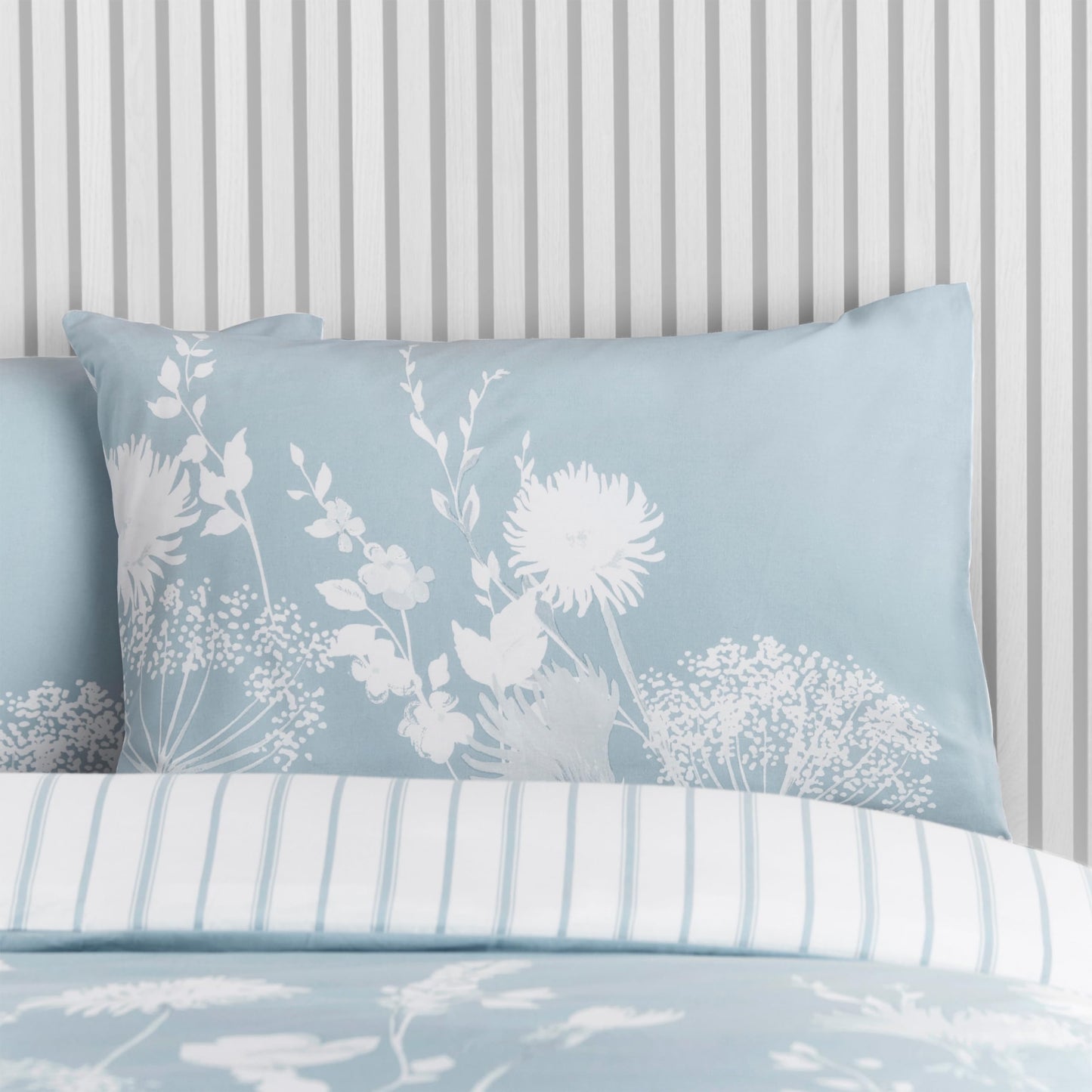Catherine Lansfield Meadowsweet Floral Reversible Duvet Cover Set with Pillowcase - Comfort Style