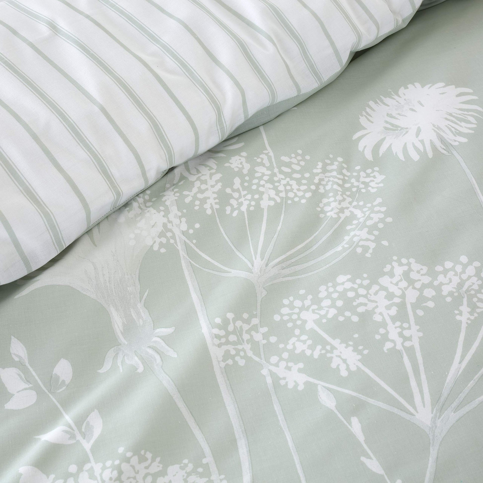 Catherine Lansfield Meadowsweet Floral Reversible Duvet Cover Set with Pillowcase - Comfort Style